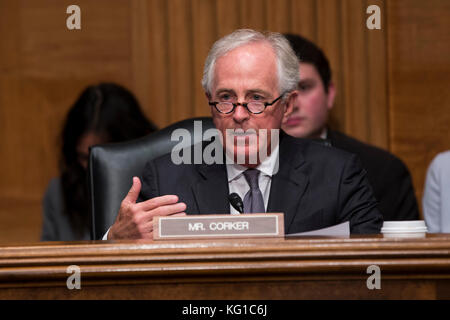 Washington, États-Unis. 01 novembre 2017. Le sénateur américain Bob Corker (républicain du Tennessee) lors d'une audience du Comité sénatorial des banques et des finances au Capitole à Washington, DC le 1er novembre 2017. Crédit : Alex Edelman/CNP - PAS DE SERVICE BANCAIRE · crédit : Alex Edelman/Consolidated/dpa/Alamy Live News Banque D'Images