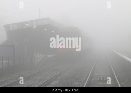 Bristol, Royaume-Uni. 2Nd Nov 2017. Météo britannique. En temps de brouillard, Avonmouth Bristol. Crédit : Paul Hennell/Alamy Live News Banque D'Images