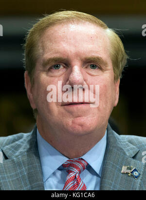 Washington, États-Unis. 01 novembre 2017. James Randolph Evans, de Géorgie, lors de son audience de confirmation de son poste d’ambassadeur des États-Unis au Luxembourg, devant la Commission des relations étrangères du Sénat des États-Unis au Capitole à Washington, DC, le 1er novembre 2017. Crédit : Alex Edelman/CNP - PAS DE SERVICE BANCAIRE · crédit : Alex Edelman/Consolidated/dpa/Alamy Live News Banque D'Images