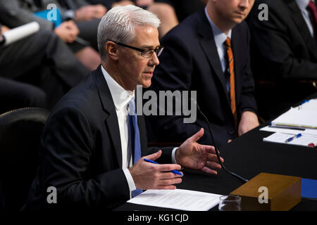 Washington, États-Unis. 01 novembre 2017. Le conseiller général de Facebook Colin Stretch témoigne devant le Comité du renseignement du Sénat des États-Unis lors d’une audience visant à examiner l’influence des médias sociaux sur Capitol Hill à Washington, DC, le 1er novembre 2017. Crédit : Alex Edelman/CNP - PAS DE SERVICE BANCAIRE · crédit : Alex Edelman/Consolidated/dpa/Alamy Live News Banque D'Images