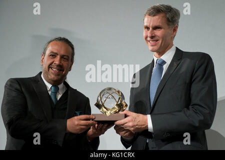 Le président de l'Association des comités nationaux Olympiques (ACNO), Cheikh Ahmad Al Fahad Al Sabah du Koweït, à gauche, et le président du Comité Olympique tchèque (COV), Jiri Kejval, assistent à la XXIIe Assemblée générale des ACNO à Prague, République tchèque, jeudi 2 novembre 2017. (CTK photo/Michal Kamaryt) Banque D'Images