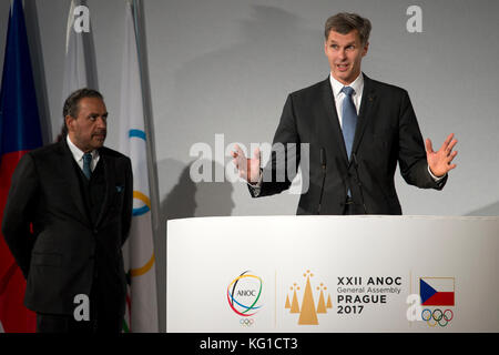 Le président de l'Association des comités nationaux Olympiques (ACNO), Cheikh Ahmad Al Fahad Al Sabah du Koweït, à gauche, et le président du Comité Olympique tchèque (COV), Jiri Kejval, assistent à la XXIIe Assemblée générale des ACNO à Prague, République tchèque, jeudi 2 novembre 2017. (CTK photo/Michal Kamaryt) Banque D'Images