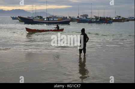 1 novembre 2017 - susoh, Aceh, Indonésie - un pêcheur local vu debout dans l'eau près de la rive en face de nombreux bateaux de pêche..les gens du sud-ouest de la province d'Aceh sont principalement des pêcheurs et le revenu régional à Aceh est aussi principalement de l'océans. activités de pêche permettent de souligner l'attraper est souvent trouvé sur la côte ouest d'Aceh..au sud-ouest de l'Aceh produits marins sont abondants, mais la hausse du prix du poisson à Aceh ont une incidence sur le temps. si le temps est mauvais, alors le prix du poisson augmente aussi et vice versa. En plus des activités des pêcheurs et sur la mer de la voile dans l'uniquen Banque D'Images