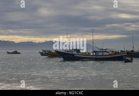 1 novembre 2017 - susoh, Aceh, Indonésie - bateaux de pêche vu garé près de la côte..les gens du sud-ouest de la province d'Aceh sont principalement des pêcheurs et le revenu régional à Aceh est aussi principalement de l'océans. activités de pêche permettent de souligner l'attraper est souvent trouvé sur la côte ouest d'Aceh..au sud-ouest de l'Aceh produits marins sont abondants, mais la hausse du prix du poisson à Aceh ont une incidence sur le temps. si le temps est mauvais, alors le prix du poisson augmente aussi et vice versa. En plus des activités des pêcheurs et sur la mer de la voile dans l'originalité et la beauté de ses propres pour la mer d'Aceh (crédit Banque D'Images