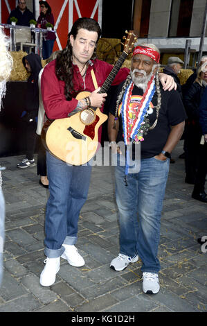 Carson Daly dans le rôle de Billy Ray Cyrus et Al Roker dans le rôle de Willie Nelson au NBC Today Halloween Extravaganza 2017 au Rockefeller Plaza. New York, 31.10.2017 | utilisation dans le monde entier Banque D'Images