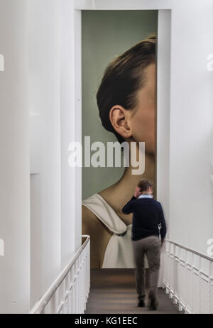 Un homme quittant l'exposition 'Jil Sander' au Museum für Angewandte Kunst ('Musée des arts appliqués') à Francfort-sur-le-main, Allemagne, 2 novembre 2017. Les designs de Jil Sander sont au centre de cette exposition multimédia. Photo : Boris Roessler/dpa Banque D'Images