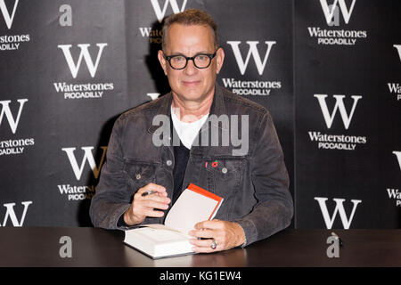 Londres, Royaume-Uni. 09Th nov, 2017. Academy award winning l'acteur américain Tom Hanks signe des copies de son premier livre, rare type : certains, un recueil de 17 histoires courtes axées autour du thème de la machine à écrire à waterstones piccadilly. crédit : Raymond Tang/Alamy live news Banque D'Images