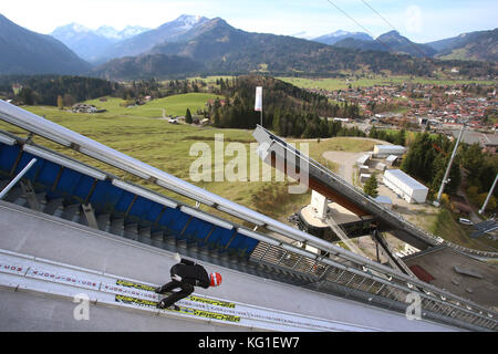 Oberstdorf, Allemagne. 02 novembre 2017. Le sauteur à ski allemand Markus Eisenbichler skie le long de la piste de course de l'Erdinger Arena à Oberstdorf, Allemagne, le 2 novembre 2017. Les sauteurs à ski allemands se préparent à Oberstdorf avant la saison à venir. Crédit : Karl-Josef Hildenbrand/dpa/Alamy Live News Banque D'Images