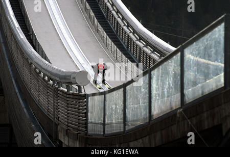 Oberstdorf, Allemagne. 02 novembre 2017. Le sauteur à ski allemand Markus Eisenbichler skie le long de la piste de course de l'Erdinger Arena à Oberstdorf, Allemagne, le 2 novembre 2017. Les sauteurs à ski allemands se préparent à Oberstdorf avant la saison à venir. Crédit : Karl-Josef Hildenbrand/dpa/Alamy Live News Banque D'Images