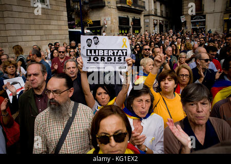 Barcelone, Espagne. 09Th nov, 2017. Les gens se rassemblent devant le palais de la generalitat de Catalogne à l'appui de politiciens catalans défendeur. L'Espagne juge national à Madrid s'appliquerait à des accusations de rébellion possible politiciens catalans d'avoir déclaré l'indépendance de la région. l'ancien président catalan, Carles puigdemont, pourrait faire face à un mandat d'arrestation s'il ne parvient pas à comparaître en cour pour témoigner sur sa part la semaine dernière dans le déclaration d'indépendance. crédit : jordi boixareu/Alamy live news Banque D'Images