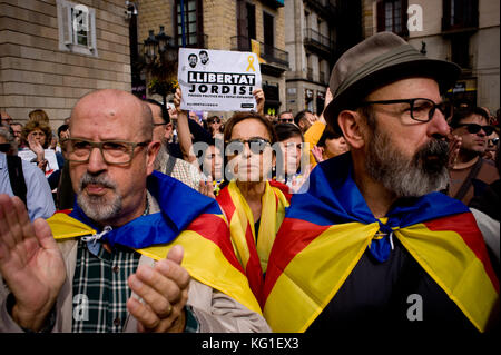 Barcelone, Espagne. 09Th nov, 2017. Les gens se rassemblent devant le palais de la generalitat de Catalogne à l'appui de politiciens catalans défendeur. L'Espagne juge national à Madrid s'appliquerait à des accusations de rébellion possible politiciens catalans d'avoir déclaré l'indépendance de la région. l'ancien président catalan, Carles puigdemont, pourrait faire face à un mandat d'arrestation s'il ne parvient pas à comparaître en cour pour témoigner sur sa part la semaine dernière dans le déclaration d'indépendance. crédit : jordi boixareu/Alamy live news Banque D'Images