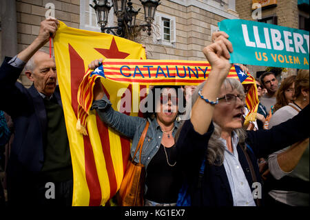 Barcelone, Espagne. 09Th nov, 2017. Les gens se rassemblent devant le palais de la generalitat de Catalogne à l'appui de politiciens catalans défendeur. L'Espagne juge national à Madrid s'appliquerait à des accusations de rébellion possible politiciens catalans d'avoir déclaré l'indépendance de la région. l'ancien président catalan, Carles puigdemont, pourrait faire face à un mandat d'arrestation s'il ne parvient pas à comparaître en cour pour témoigner sur sa part la semaine dernière dans le déclaration d'indépendance. crédit : jordi boixareu/Alamy live news Banque D'Images