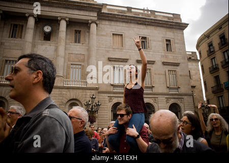 Barcelone, Espagne. 09Th nov, 2017. Les gens se rassemblent devant le palais de la generalitat de Catalogne à l'appui de politiciens catalans défendeur. L'Espagne juge national à Madrid s'appliquerait à des accusations de rébellion possible politiciens catalans d'avoir déclaré l'indépendance de la région. l'ancien président catalan, Carles puigdemont, pourrait faire face à un mandat d'arrestation s'il ne parvient pas à comparaître en cour pour témoigner sur sa part la semaine dernière dans le déclaration d'indépendance. crédit : jordi boixareu/Alamy live news Banque D'Images