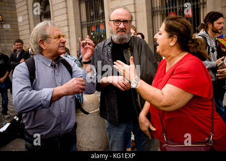 Barcelone, Espagne. 09Th nov, 2017. un anti-séparatiste femme (r) soutient avec les gens se sont rassemblés devant le palais de la generalitat à l'appui de politiciens catalans défendeur. L'Espagne juge national à Madrid s'appliquerait à des accusations de rébellion possible politiciens catalans d'avoir déclaré l'indépendance de la région. l'ancien président catalan, Carles puigdemont, pourrait faire face à un mandat d'arrestation s'il ne parvient pas à comparaître en cour pour témoigner sur sa part la semaine dernière dans le déclaration d'indépendance. crédit : jordi boixareu/Alamy live news Banque D'Images