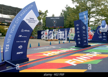 New York, USA. 2Nd nov 2017. tout est presque prêt à le marathon de New York 2017 installations de finition dans Central Park. nyc marathon est un célèbre événement annuel qui attire beaucoup de coureurs et les spectateurs du monde entier. crédit : roman tiraspolsky/Alamy live news Banque D'Images