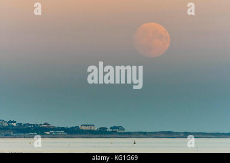 Bournemouth, Dorset, UK. 2 novembre 2017. Météo britannique. La Lune se levant au-dessus de l'horizon près d'Hengistbury Head Vue de la jetée de Bournemouth dans le Dorset au coucher du soleil sur une soirée calme. Crédit photo : Graham Hunt/Alamy Live News Banque D'Images