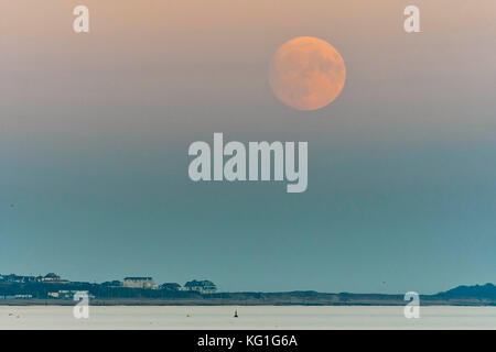 Bournemouth, Dorset, UK. 2 novembre 2017. Météo britannique. La Lune se levant au-dessus de l'horizon près d'Hengistbury Head Vue de la jetée de Bournemouth dans le Dorset au coucher du soleil sur une soirée calme. Crédit photo : Graham Hunt/Alamy Live News Banque D'Images