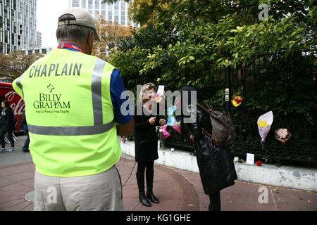 New York, USA. 09Th Nov, 2017. New York, NY, US. 2ème. Nov, 2017. De plus en plus d'un mémorial où huit personnes ont été tuées et au moins 12 blessés mardi, 31 mai. Octobre, 2017 par Sayfullo immigrants ouzbek Saïpov, 29 ans, qui conduisait un camion de location dans la foule sur l'Hudson River Greenway dans le Lower Manhattan quartier de Tribeca. 2017 Crédit : Ronald G. Lopez/Alamy Live News Banque D'Images