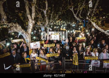 Barcelone, Espagne. 02 novembre 2017. Les séparatistes catalans allument des bougies alors qu'ils protestent en faveur de 8 membres de l'ancien gouvernement catalan sont placés en détention provisoire après leur comparution devant le tribunal pour déclarer la rébellion, la sédition et l'utilisation abusive des fonds publics en relation avec un référendum interdit sur la sécession et le vote d'indépendance au Parlement catalan. Crédit : Matthias Oesterle/Alamy Live News Banque D'Images