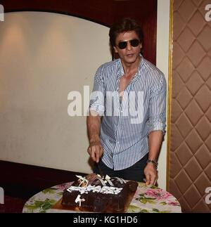 Mumbai, Maharashtra, Inde. 2 novembre 2017. L'acteur indien Shahrukh Khan célèbre son 52e anniversaire avec Media People à l'Hôtel Taj Lands End, Bandra à Mumbai. Azhar Khan/ZUMA Press Credit : Azhar Khan/ZUMA Wire/Alamy Live News Banque D'Images