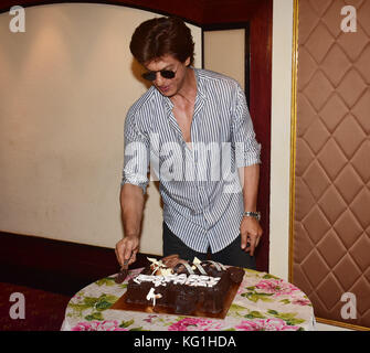 Mumbai, Maharashtra, Inde. 2 novembre 2017. L'acteur indien Shahrukh Khan célèbre son 52e anniversaire avec Media People à l'Hôtel Taj Lands End, Bandra à Mumbai. Azhar Khan/ZUMA Press Credit : Azhar Khan/ZUMA Wire/Alamy Live News Banque D'Images