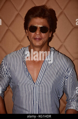 Mumbai, Maharashtra, Inde. 2Nd nov 2017. indian film acteur Shahrukh Khan célébrer 52e anniversaire avec les gens des médias à l'hôtel Taj Lands End, bandra à Mumbai. azhar khan/zuma press crédit : azhar khan/zuma/Alamy fil live news Banque D'Images