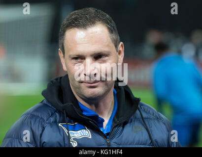 Berlin, Allemagne. 2 novembre 2017. L'entraîneur berlinois Pal Dardai arrive au match de football du groupe J de la Ligue Europa entre Hertha BSC et Zorya Luhansk au stade Olympia de Berlin, en Allemagne, le 2 novembre 2017. Crédit : Soeren Stache/dpa/Alamy Live News Banque D'Images