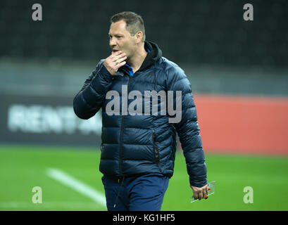 Berlin, Allemagne. 2 novembre 2017. L'entraîneur berlinois Pal Dardai arrive au match de football du groupe J de la Ligue Europa entre Hertha BSC et Zorya Luhansk au stade Olympia de Berlin, en Allemagne, le 2 novembre 2017. Crédit : Soeren Stache/dpa/Alamy Live News Banque D'Images