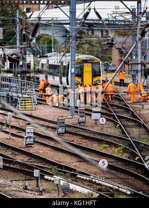 Poussant un train voie pousser les travailleurs un train bloqué en arrière le long de la piste à Cambridge Banque D'Images
