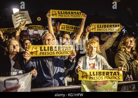 Barcelone, Espagne. 02 novembre 2017. Des milliers de séparatistes catalans se rassemblent pour protester devant la Generalitat alors que 8 membres de l'ancien gouvernement catalan sont placés en détention provisoire après leur comparution devant le tribunal pour déclarer la rébellion, sédition et détournement de fonds publics en relation avec un référendum interdit sur la sécession et le vote d'indépendance au Parlement catalan. Crédit : Matthias Oesterle/Alamy Live News Banque D'Images