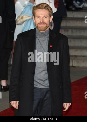 Londres, Royaume-Uni. 02nd novembre 2017. Willem Defoe assiste à un meurtre sur la première mondiale Orient Express - Londres, Angleterre (02/11/2017) | usage dans le monde crédit: dpa Picture Alliance/Alay Live News Banque D'Images