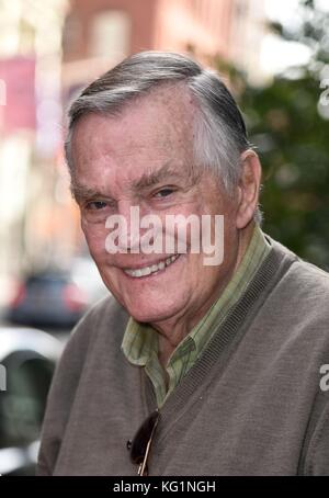 New York, NY, États-Unis. 2 novembre 2017. Peter Marshall, vu à AOL BUILD pour la promotion de son nouveau film WAIT FOR YOUR LAUGH Out and About for Celebrity Candids - THU, New York, NY 2 novembre 2017. Crédit : Derek Storm/Everett Collection/Alamy Live News Banque D'Images