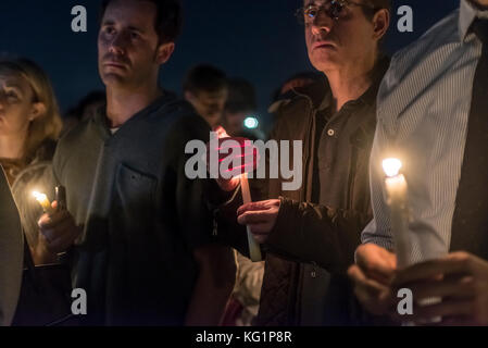 New York, NY, USA, 2 novembre 2017 - deux jours après l'attaque terroriste qui a tué l'halloween 8 cyclistes et gauche13 autres blessés, environ 100 personnes se sont réunies à Houston street, à Hudson River Park à mars dans une veillée aux chandelles à la mémoire des victimes. Le mémoire a été organisée par les amis de l'Hudson River Park et little red - Elizabeth irwin école où 23 ans nicholas clèves a obtenu son diplôme en 2012. crédit © stacy walsh rosenstock/Alamy live news Banque D'Images