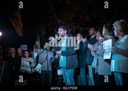 Barcelone, Catalogne, Espagne. 2 novembre 2017. Albano Dante FachÃ-n, dirigeant de Podemos Catalogne, prononce quelques mots aux manifestants. Des milliers de souverainistes se sont rassemblés aux portes du Parlement de Catalogne pour exiger la libération des prisonniers politiques. Huit membres du gouvernement catalan ont été accusés de sédition par le gouvernement de Madrid, et dix autres prisonniers politiques souverainistes purgent déjà leur peine. Crédit : Paco Freire/SOPA/ZUMA Wire/Alamy Live News Banque D'Images