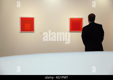 New York, USA. 2Nd Nov 2017. Un homme se tient debout devant des peintures de la série "Hommage au carré" par Josef Albers à l'exposition au musée Guggenheim de New York, États-Unis, 2 novembre 2017. Le Guggenheim Museum de New York présente une nouvelle exposition sur le peintre allemand Josef Albers (1888-1976). Credit : Christina Horsten/dpa/Alamy Live News Banque D'Images