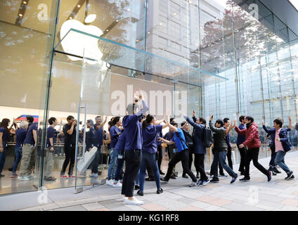 Tokyo, Japon. 3 novembre 2017. Les premiers clients entrent dans un Apple Store pour acheter le nouvel iPhone X à Tokyo le vendredi 3 novembre 2017. Quelque 550 personnes font la queue pour acheter le nouveau gadget d'Apple. Crédit : Yoshio Tsunoda/AFLO/Alamy Live News Banque D'Images