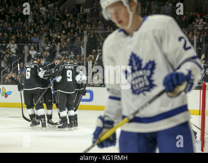 Los Angeles, Californie, USA. 1er novembre 2017. Los Angeles Kings joueurs célèbrent leur but durant un match de hockey 2017-2018 à Los Angeles, le 2 novembre 2017. Kings de Los Angeles a gagné 5-3 Crédit : Ringo Chiu/ZUMA/Alamy Fil Live News Banque D'Images