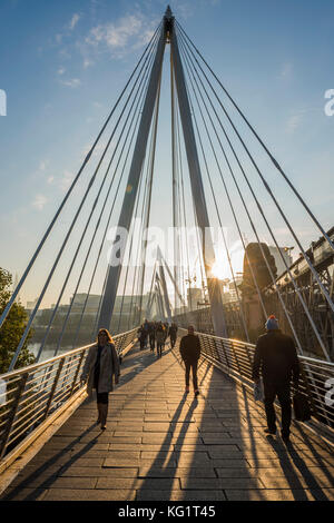 Londres, Royaume-Uni. 06Th Nov, 2017. Le soleil se lève sur un matin comme les navetteurs sur la Tamise à partir de Waterloo. Crédit : Guy Bell/Alamy Live News Banque D'Images