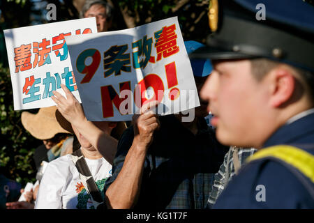 Tokyo, Japon. 3 novembre 2017. Les manifestants tiennent des pancartes avec des messages anti-guerre et chantent contre le PM Shinzo Abe devant le bâtiment de la Diète nationale le 3 novembre 2017. Après l'annonce faite le 1er novembre que Shinzo Abe conservera son poste de premier ministre, les manifestants sont descendus dans les rues près du bâtiment de la Diète nationale pour se rassembler contre sa politique, y compris la révision de la constitution pacifiste. Crédit : Rodrigo Reyes Marin/AFLO/Alamy Live News Banque D'Images