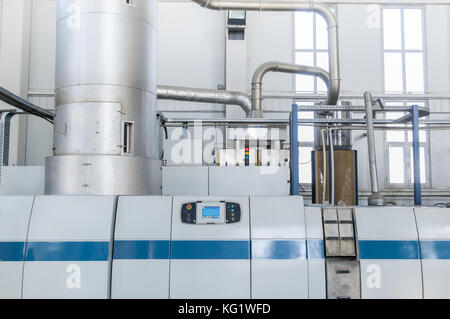 Dans l'atelier machines de traitement et de fabrication de granulés plastiques. une usine de traitement des granules de plastique PET. Banque D'Images