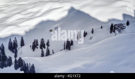 Refuge de montagne enneigées et l'ombre de la montagne. la Bavière, Allemagne, alpes Banque D'Images