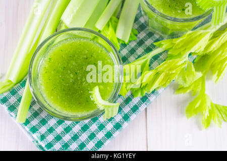 Cocktails de légumes faits à partir de feuilles de céleri, les modes de vie sur un fond de bois blanc Banque D'Images