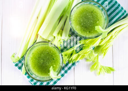 Cocktails de légumes faits à partir de feuilles de céleri, les modes de vie sur un fond de bois blanc Banque D'Images