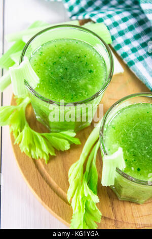 Cocktails de légumes faits à partir de feuilles de céleri, les modes de vie sur un fond de bois blanc Banque D'Images