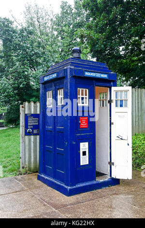 Un appel de la police locale fort ou "tardis" au kiosque téléphonique national à la Collection du Musée d'Avoncroft des bâtiments, Worcestershire, Angleterre, RU Banque D'Images