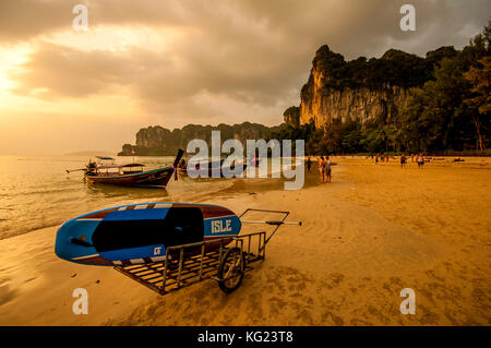 Au coucher du soleil, la baie d'Ao Phra Nang railay beach, tonsay beach, province de Krabi, Thaïlande, Asie du Sud, Asie Banque D'Images