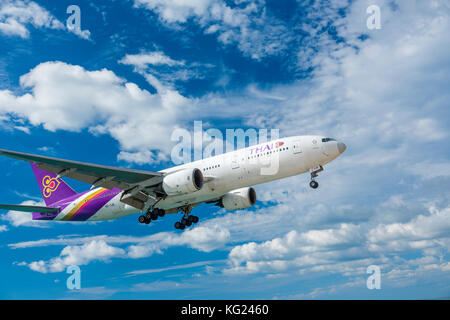 PHUKET, Thaïlande - 30 NOVEMBRE 2016 : Thai Airways Boeing 777 HS-TJD approchant sur l'océan avant d'atterrir sur l'aéroport de Phuket Banque D'Images