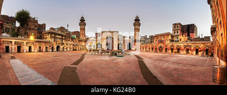 Mosquée de Wazir Khan à Lahore est réputé pour ses carreaux complexes connus sous le nom de kashi-kari, ainsi que ses surfaces intérieures qui sont presque entièrement l'emb Banque D'Images