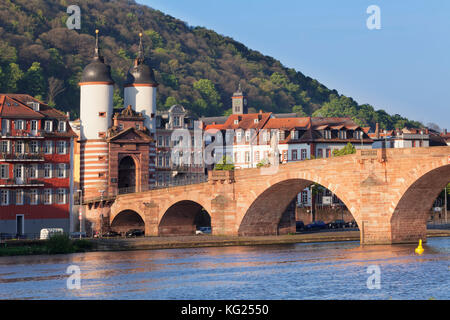 Karl-Theodor-Bridge (Vieux Pont) et porte, Heidelberg, Bade-Wurtemberg, Allemagne, Europe Banque D'Images