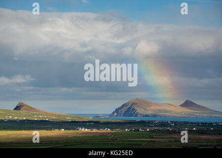 Arc-en-ciel sur les collines et les logements, à l'égard clogher et rosroe, péninsule de Dingle, comté de Kerry, Munster, république d'Irlande, Europe Banque D'Images